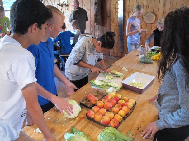 Eleverne tilbereder frugt og grønt