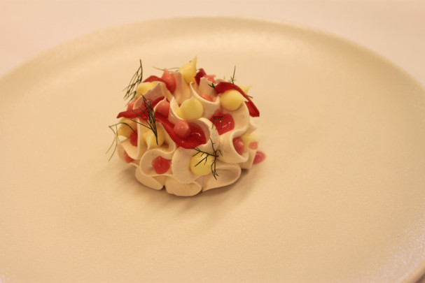 Rabarbermarengs. Foto: Simon Sørensen