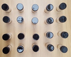 Alternativt kan man tegne 20 felter på et papir, så man har en slags spilleplade.