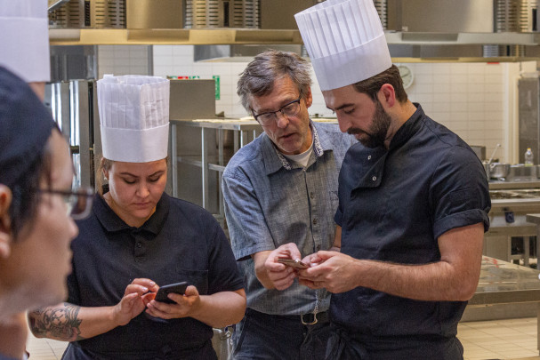 Eleverne arbejder med at beskrive den "voksne smag" af sovsen. Foto: Daniel Vendner Clausen