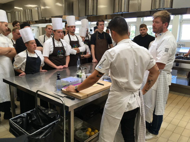 Kokkeelever på TechCollege i samarbejde med Bocuse d'Or-kokkene Kenneth Toft-Hansen og Christian Wellendorf. Foto: Simon Sørensen