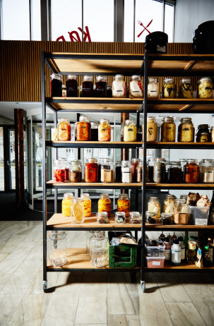 Velsmag, æstetik, kultur, naturvidenskab, teori og praksis smelter sammen i arbejdet med fermentering. Foto: Jonas Drotner Mouritsen