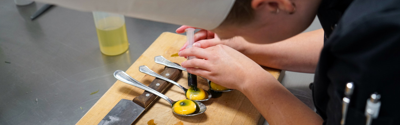 Kokkeelev på Kold College i gang med en fortolkning af Kenneth Toft-Hansens vegetarret fra Bocuse d'Or. Foto: Rune Skeel-Gjørling