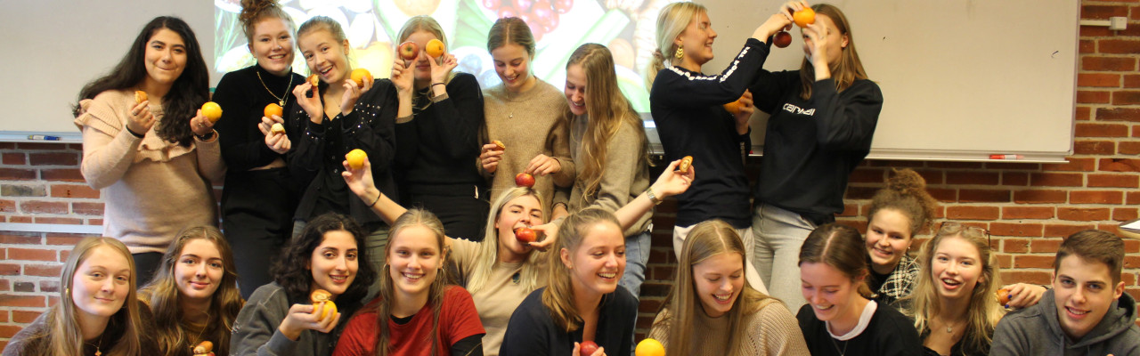 Appelsiner, æbler og kanelgifler er en del af materialet, når Gastronauterne arbejder i dansk. Foto: Casper Thrane