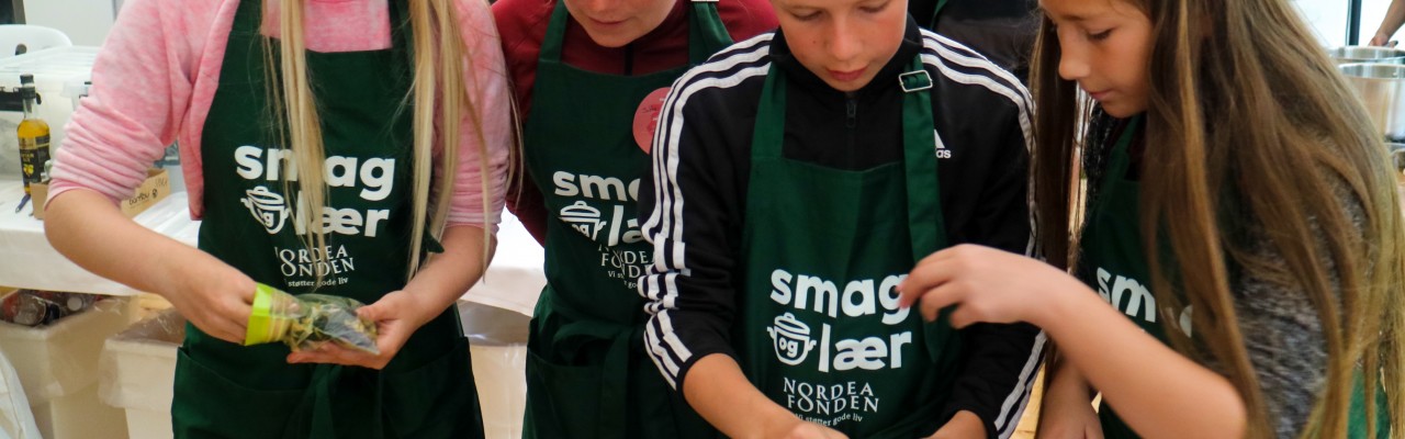 Elever fra Kongeskærskolen laver salat af tang høstet ved Hasle på Bornholm. Foto: Marianne Løth Pedersen