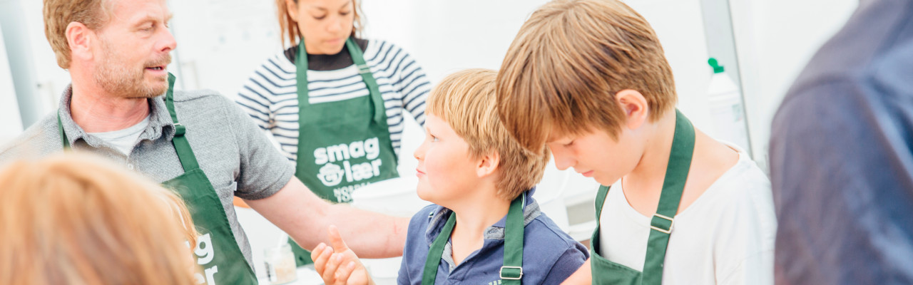 Klavs Styrbæk laver workshop med skoleelever på Folkemødet på Bornholm. Foto: Zevegraf