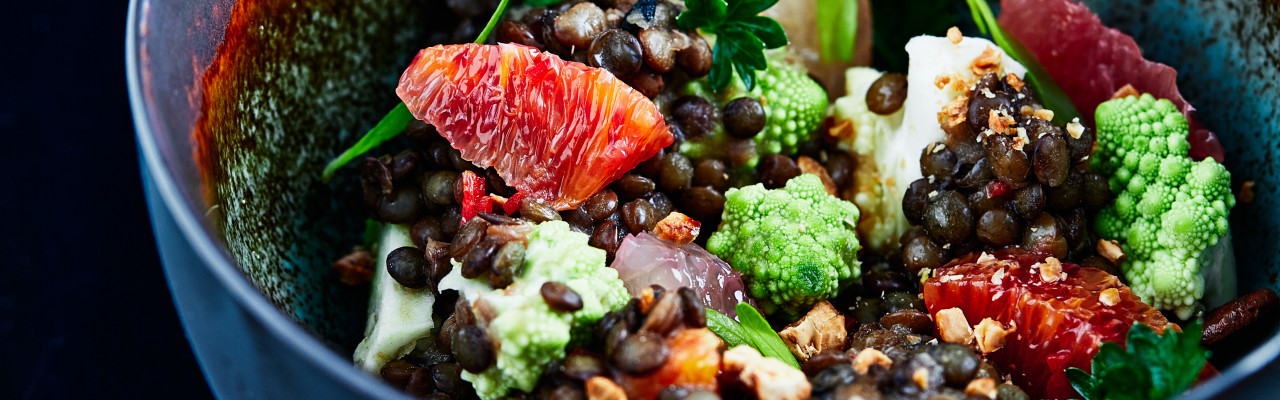 En af bogens opskrifter: Linser med romanesco, blomkål og pomelo. Foto: Jonas Drotner Mouritsen