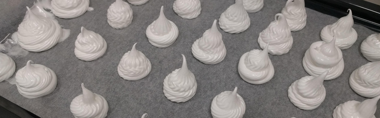 Marengs er æggehvider og sukker - og luft og skønhed. Foto: Majbritt Pless Marengs er æggehvider og sukker - og luft og skønhed. Foto: Majbritt Pless