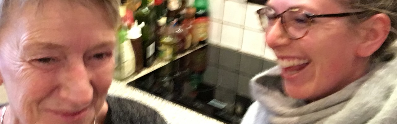 Charlotte Holm Brodersen og hendes mor i køkkenet. Privatfoto.