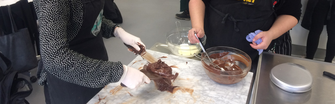 Det kræver omhyggeligt håndværk at temperere og støbe chokolade. Fotos: Eva Rymann