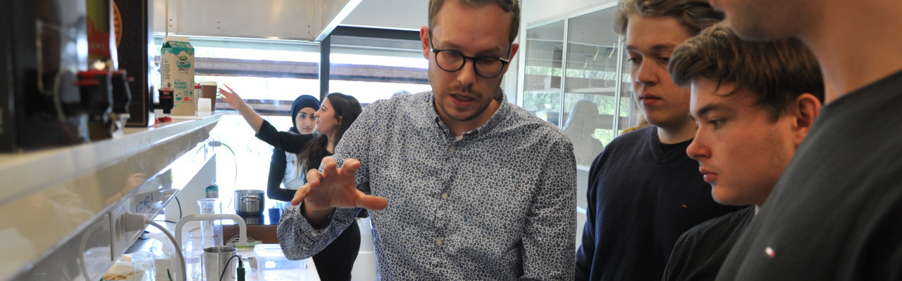 Gastrofysiker Mathias P. Clausen underviser gymnasieelever i GastroLab. Foto: Cathrine Terkelsen