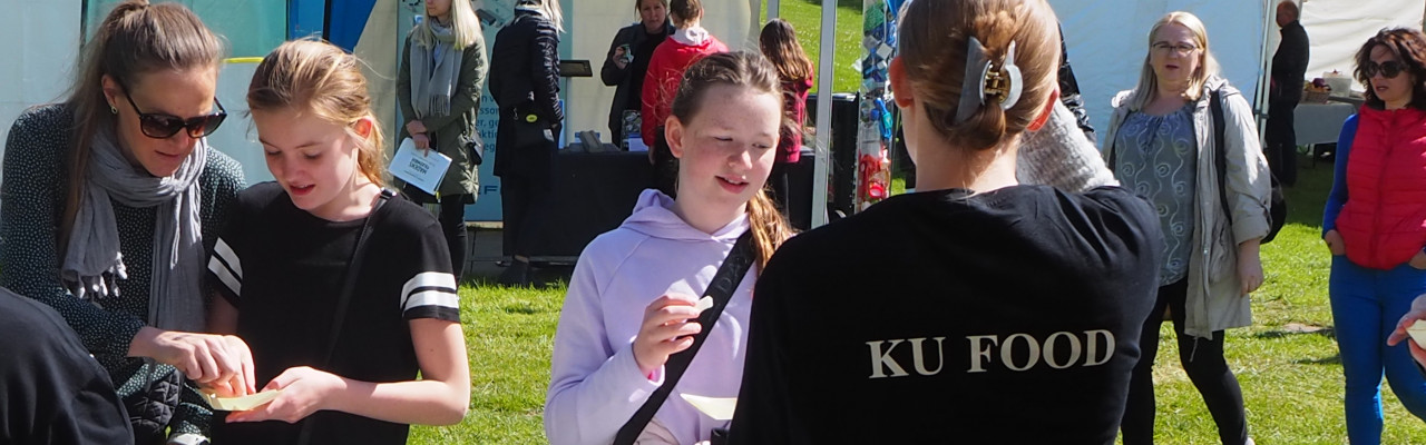 Studerende fra KU Food (Københavns Universitet) tilbød forskellige smagninger på Madens Folkemøde. Foto: Michael Bom Frøst 
