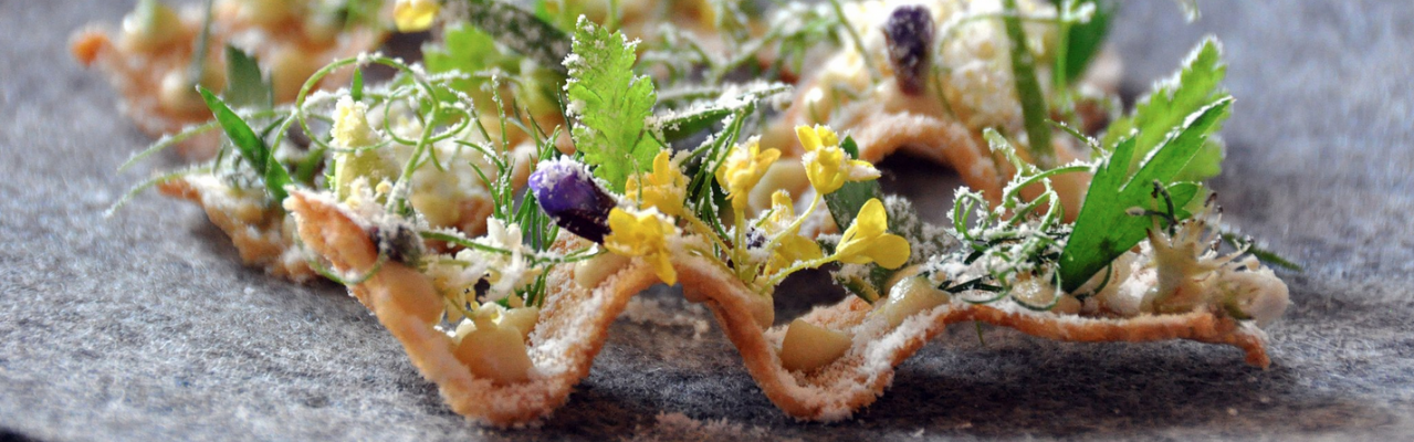 Foto: By cyclonebill (Toast med pighvarrogn, urter og eddikestøv) [CC BY-SA 2.0 (http://creativecommons.org/licenses/by-sa/2.0)], via Wikimedia Commons