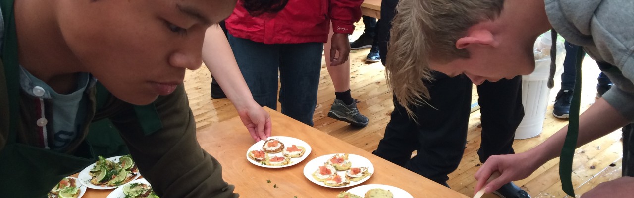 Mad bør være en større del af skolen, mener seks ud af ti. Her hyldeblinis med laks, chili, dild og hjemmelavet smør lavet af fire 8. klasseselever. Foto: Eva Rymann