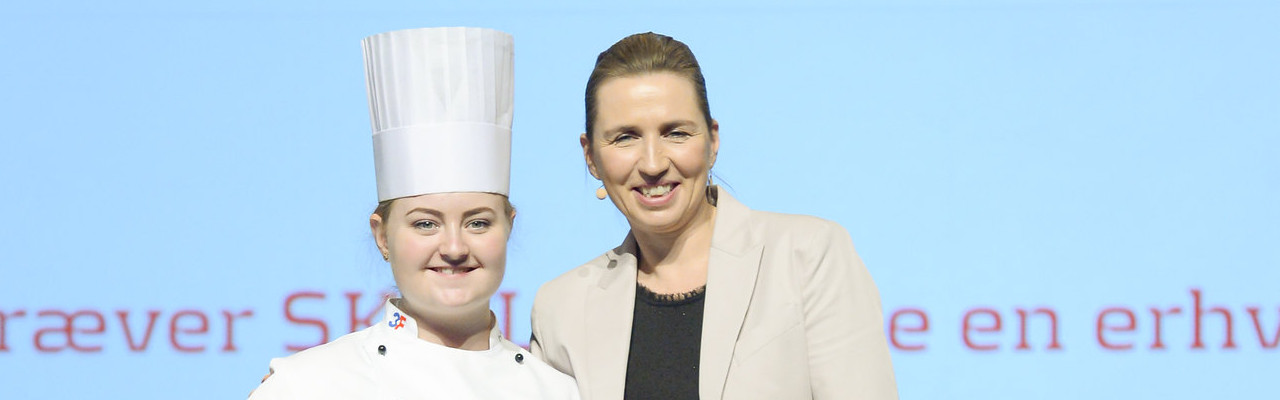 Elisabeth Madsen og de øvrige vindere blev fotograferet sammen med statsministeren. Foto: Per Daugaard