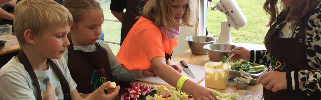 Måltidet skaber fællesskaber. Her er børn i gang med at kreere gode madpakker. Foto: Klavs Styrbæk