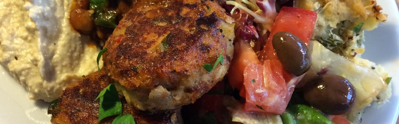 En tallerken med frikadeller og salat - mest til drenge eller piger?