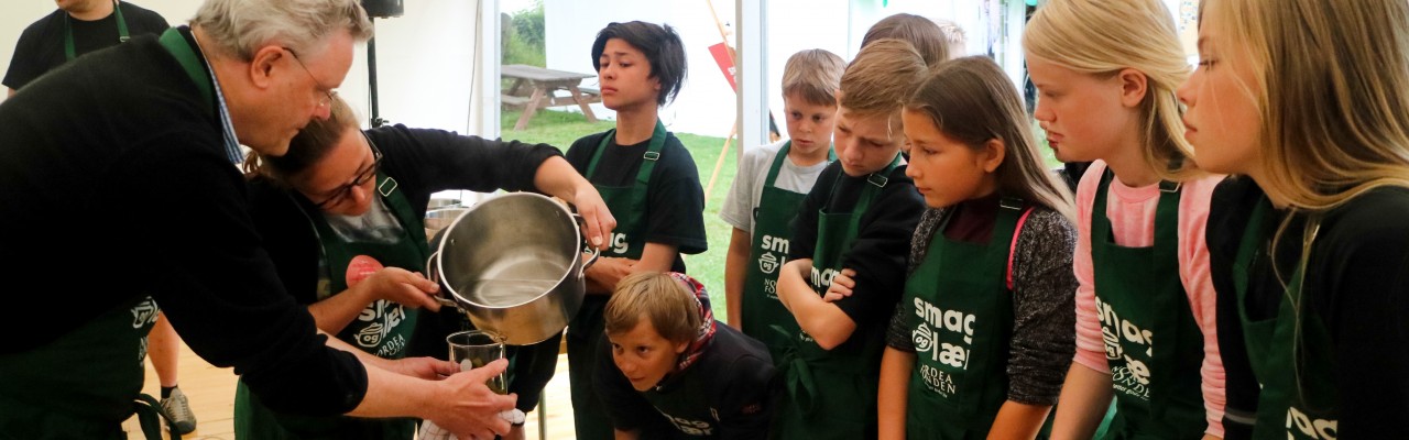 Ole G. Mouritsen (t.v.) i færd med at lave tangsalat med skoleelever på Folkemødet på Bornholm. Foto: Eva Rymann