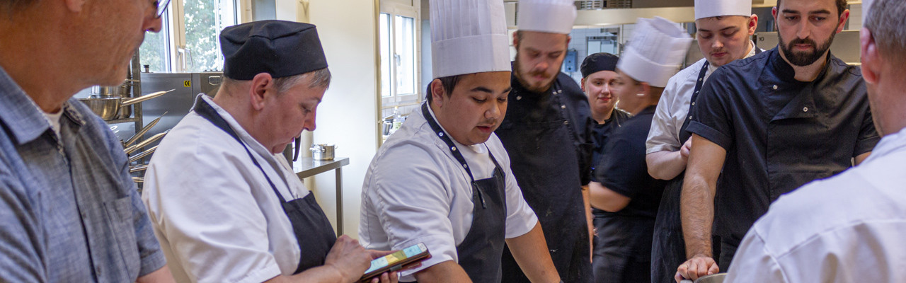 Kokkeeleverne kan med app'en give en vurdering af grundsmagene. Foto: Daniel Vendner Clausen