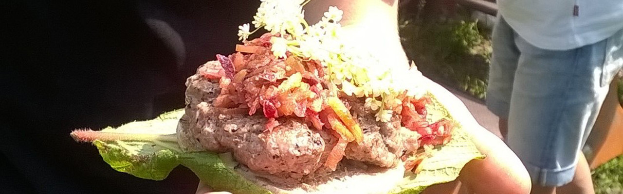 En vild burger med hyldeblomst. Foto: Majbritt Pless