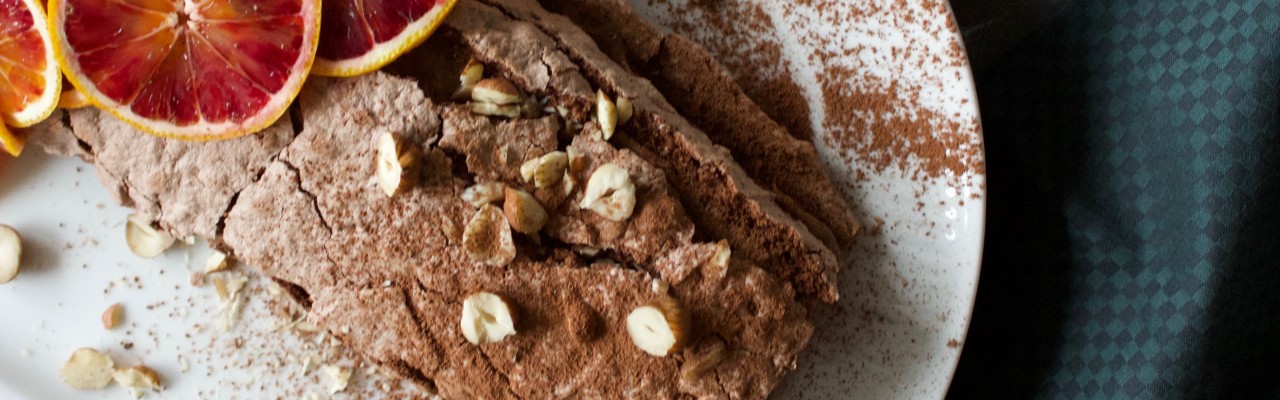 Hvide tallerkner får Chokolade Budapest og andre desserter og kager til at smage sødest. Foto: Charlotte Holm Brodersen