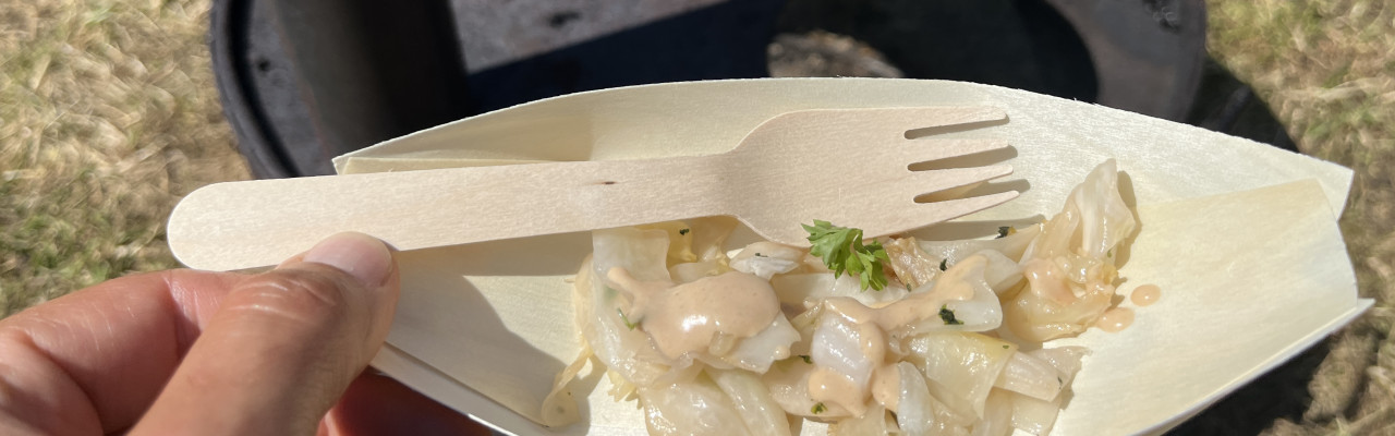 Bålkål med umamidressing.