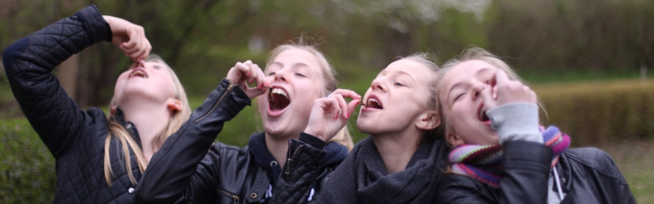 Piger smager på insekter