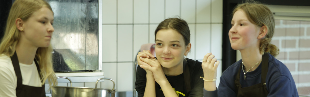 Elever til undervisning i Smag for Livets gastrolab. Foto: Stagbird
