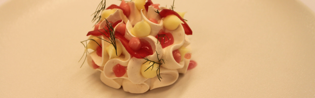 Rabarbermarengs. Foto: Simon Sørensen