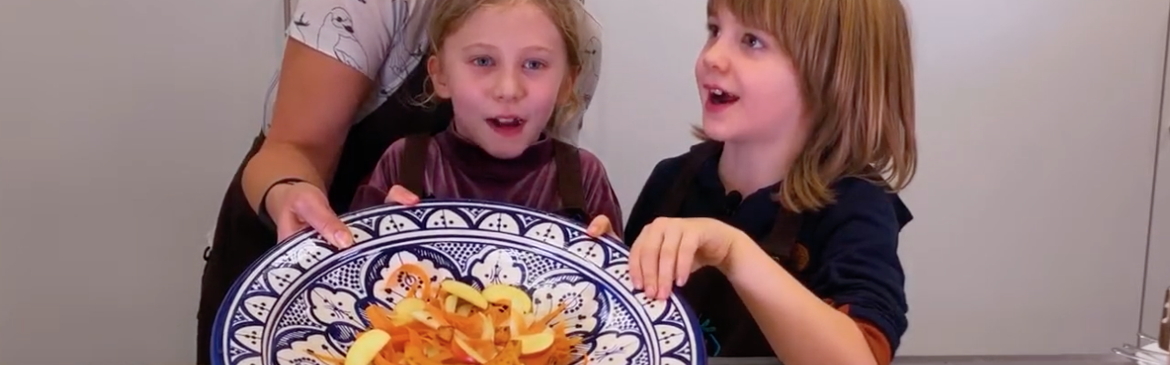 Græskarsalat med stegt græskar og smilende pynt. Foto: Eva Rymann