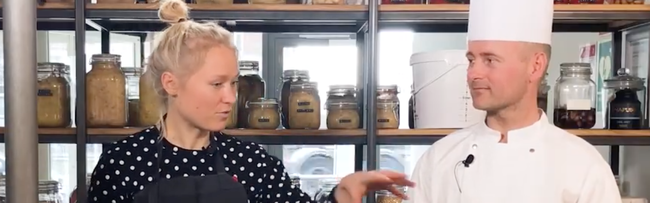 Johanne Hvelplund og Simon Sørensen fermenterer - og taler om fermentering - i fire videoer. Foto: Thomas Brahe