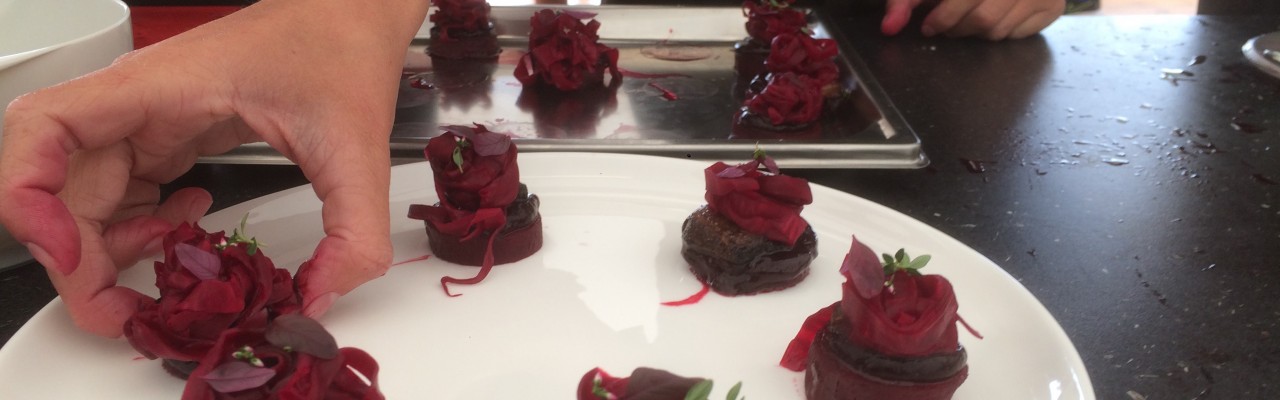 Koncentreret kokkekunst i workshoppen Børnenes Bocuse d’Or på Food Festival i Aarhus. Fotos: Kurt Thomsen og Mikael Schneider