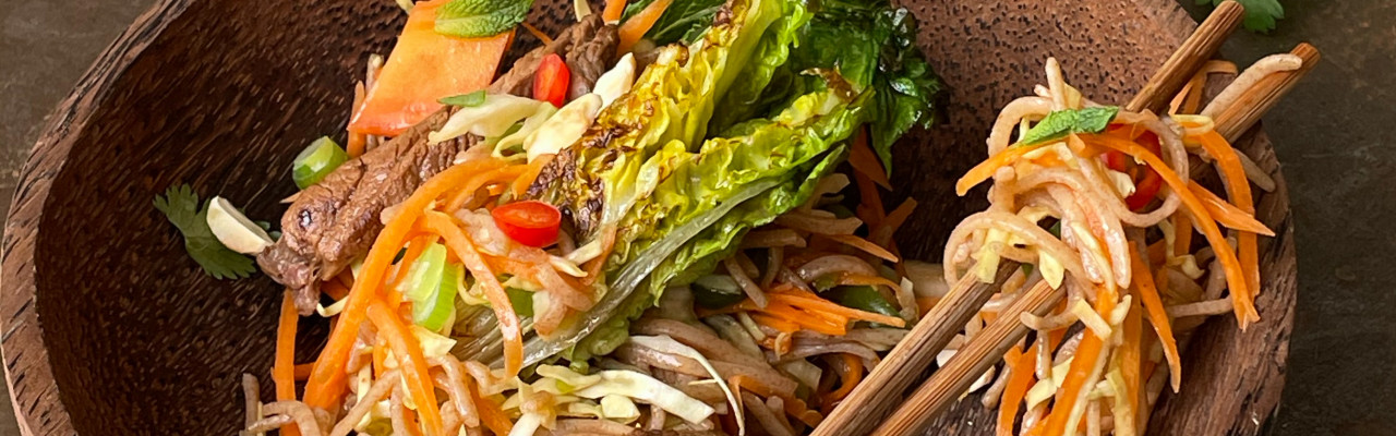 Asiatiske nudler med spicy urter, oksekød, sesam, lime, ingefær og ristet hjertesalat. Foto: Styrbæks