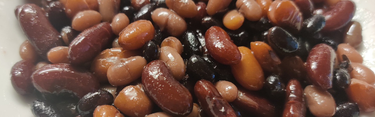 De sødede brune bønner kan bl.a. bruges i en salat - eller som her til en is. Foto: Kairun Jiang.