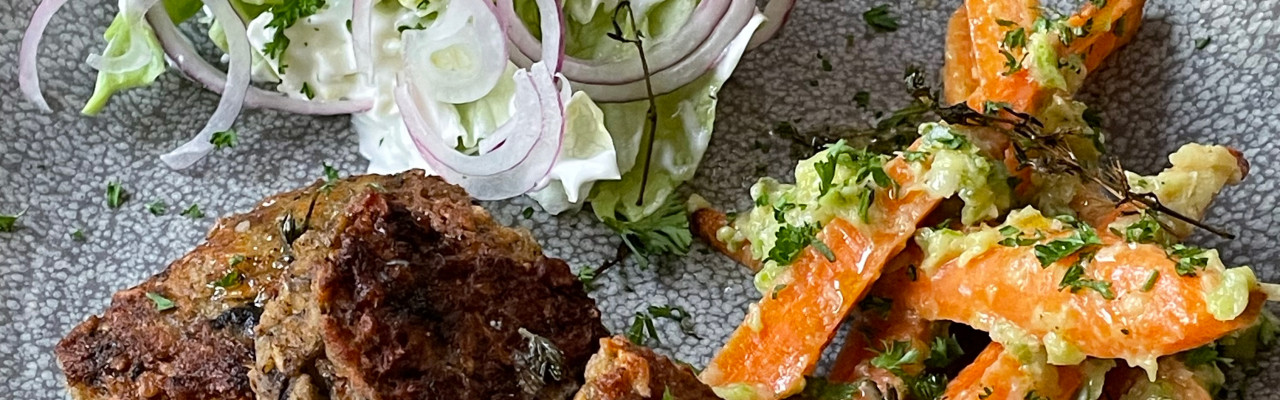 Bønnefrikadeller, gulerødder i squashsauce og salat med mormordressing. Foto: Styrbæks