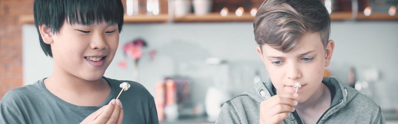 Der skal madmod til at smage på blåskimmelost, når man aldrig har prøvet det før. Spændende for nogle, grænseoverskridende for andre. Foto: Docfilm