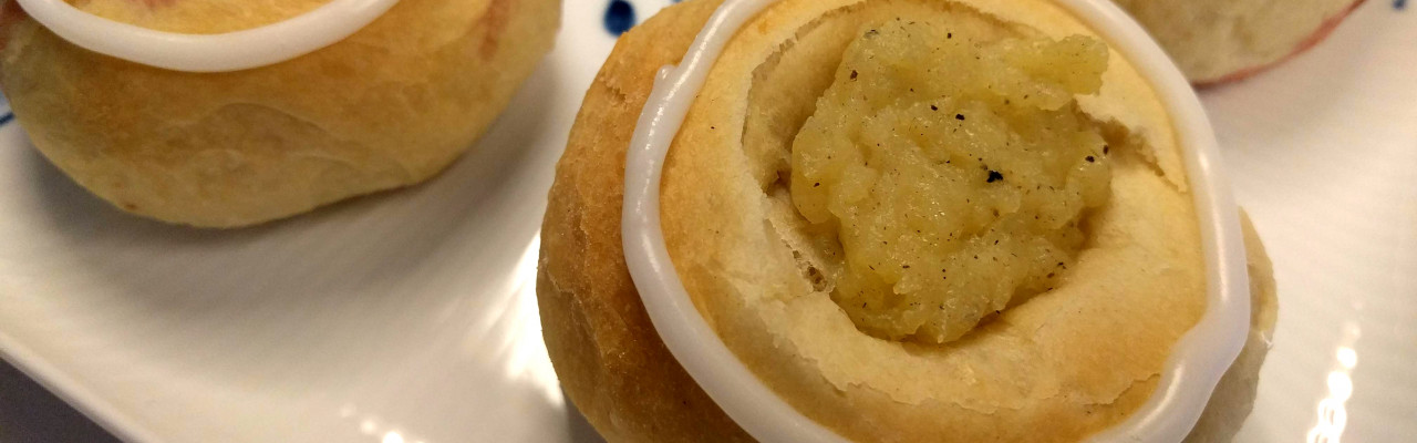 Fastelavnsboller med marcipan, hindbær og vaniljecreme. Foto: Majbritt Pless