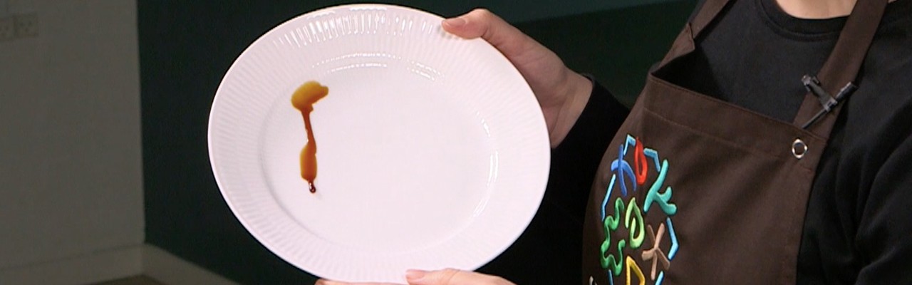 Gastrik skal være tyndtflydende. Mens du koger gastrikken ind, kan du tjekke en dråbe på en tallerken. Den skal let kunne løbe ned ad tallerkenen. Foto fra videoen.