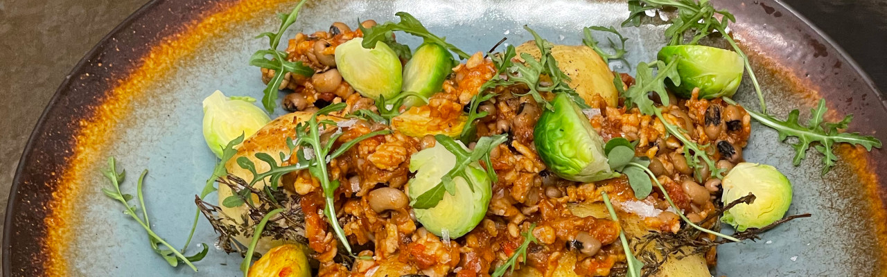 Kartoffel og rosenkål med en sauce af svampe, kylling, bønner og tomat. Foto: Styrbæks Kartoffel og rosenkål med en sauce af svampe, kylling, bønner og tomat. Foto: Styrbæks