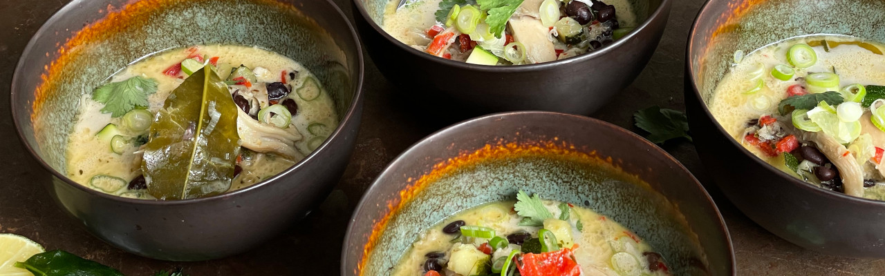Kokos-kyllingesuppe inspireret af den thailandske Tom Kha Gai. Foto: Styrbæks