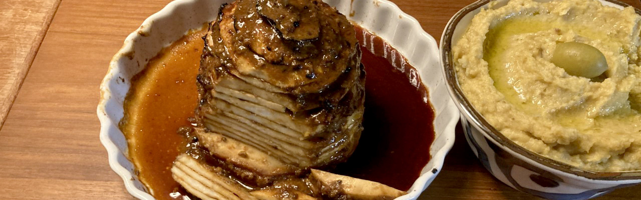 Miso-selleri bagt som shawarma med flækærtehummus. Foto: Johanne Hvelplund