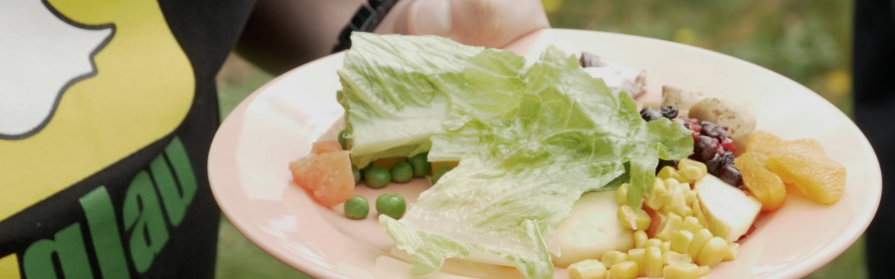Salattallerken undervejs. Foto: TV-Glad