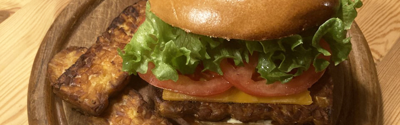 Tempeh-burger. Foto: Johanne Hvelplund