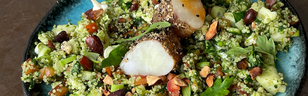 Quinoa, blomkål, mandler, grønt og torsk med krydderskorpe. Foto: Styrbæks