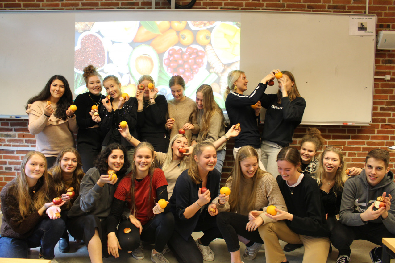 Appelsiner, æbler og kanelgifler er en del af materialet, når Gastronauterne arbejder i dansk. Foto: Casper Thrane