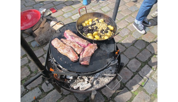 Dådyrfilet med kartofler, svesker og pinjekerner. Foto: Anne Bech