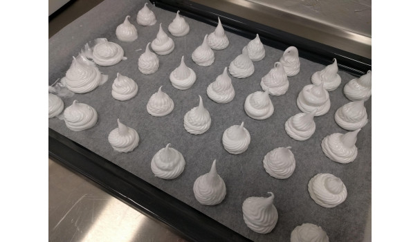 De færdige marengs. En del af æggehvidens vand er fordampet i ovnen, og sammen med sukkeret dannes en såkaldt glas, der gør skummet stift og stabilt. Foto: Majbritt Pless De færdige marengs. En del af æggehvidens vand er fordampet i ovnen, og sammen med sukkeret dannes en såkaldt glas, der gør skummet stift og stabilt. Foto: Majbritt Pless
