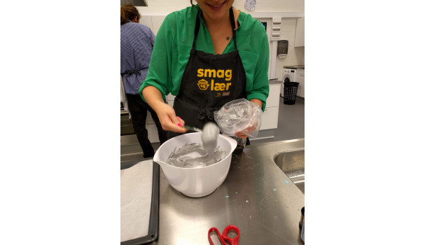 Marengs på vej. Æggehvide pisket med sukker og tilsat farve. Foto: Majbritt Pless Marengs på vej. Æggehvide pisket med sukker og tilsat farve. Foto: Majbritt Pless