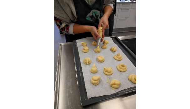 Dej til vandbakkelser sprøjtes ud. Foto: Majbritt Pless Dej til vandbakkelser sprøjtes ud. Foto: Majbritt Pless