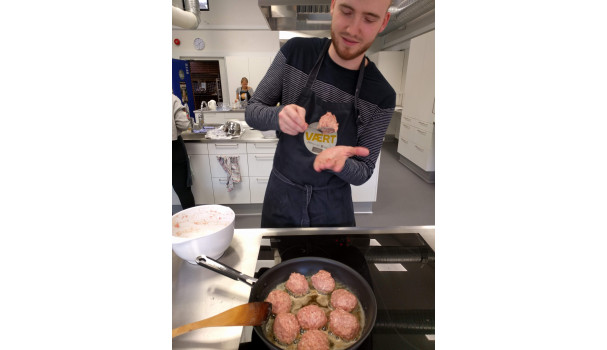 Frikadeller formes nemmest ved at tage hånden til hjælp. Foto: Majbritt Pless Frikadeller formes nemmest ved at tage hånden til hjælp. Foto: Majbritt Pless